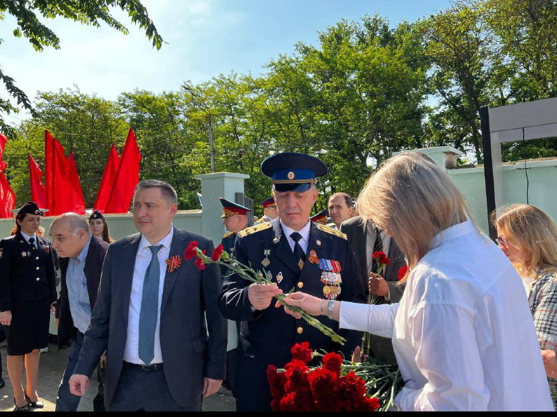 Вице-премьер Дагестана Абдурахман Махмудов принял участие в мемориальной церемонии возложения цветов на воинском кладбище в Махачкале